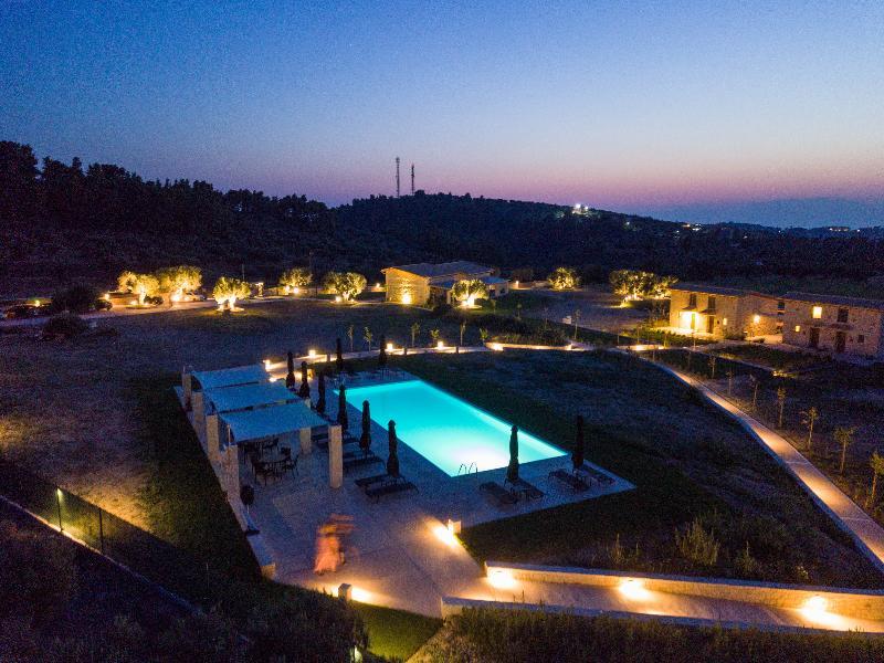 Mint Retreat Suites (Adults Only) Kalandra Dış mekan fotoğraf